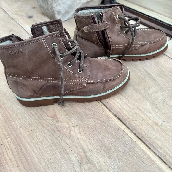 Kids camper boots. Size 4 / eu 35. stylish classy. Comfey. - Picture 2 of 6